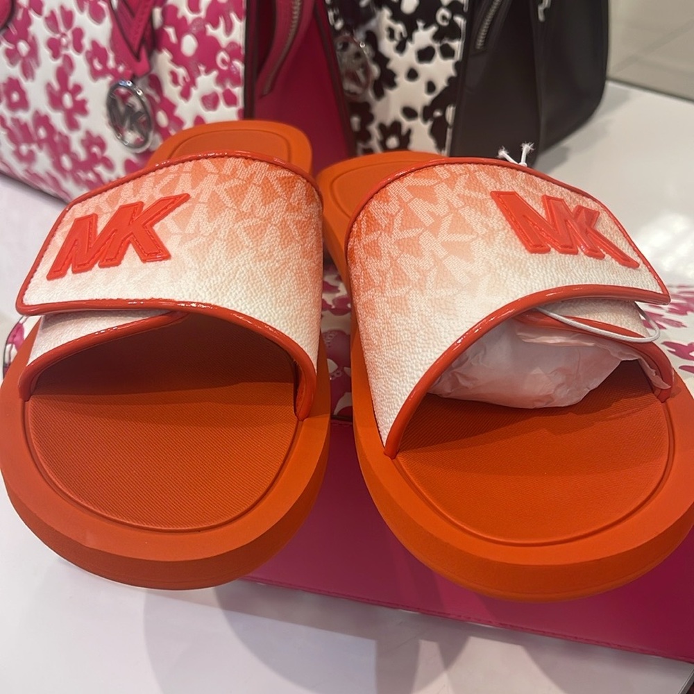 Michael Kors Slide Logo Sandals Palmer Ombré Signature
Red Clay 
NWT - Picture 7 of 16